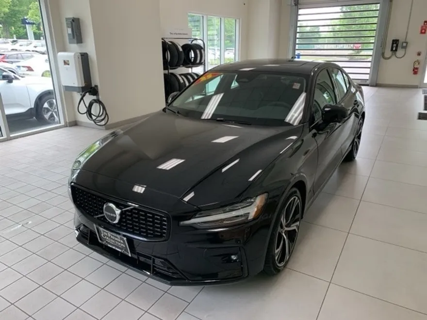2025 Volvo S60 B5 Plus photo 1