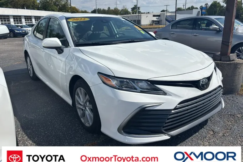 2022 Toyota Camry LE photo 1