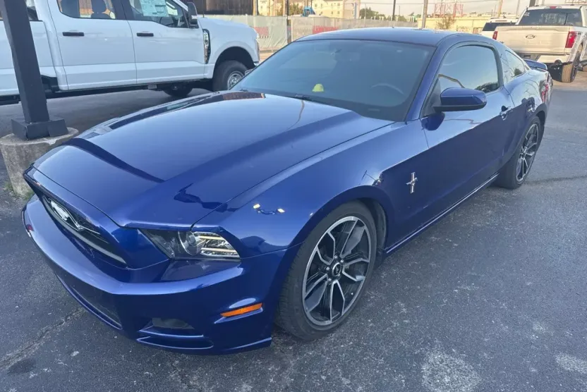 2014 Ford Mustang V6 Premium photo 1