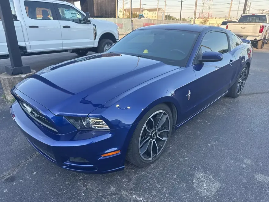 2014 Ford Mustang V6 Premium photo 1