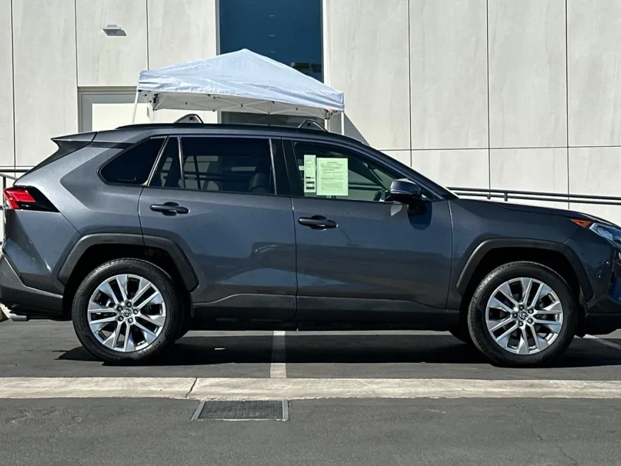 2020 Toyota RAV4 XLE Premium photo 1