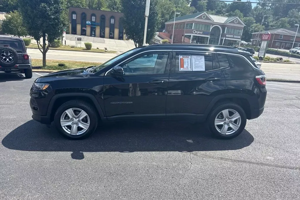 2022 Jeep Compass Latitude photo 1