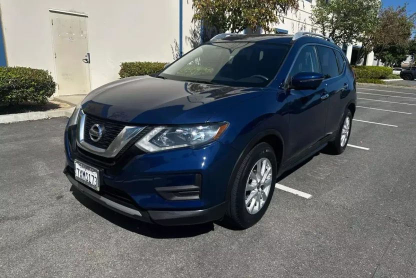 2017 Nissan Rogue SV photo 1