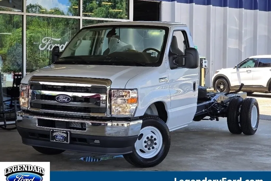 2026 Ford E-450 Cutaway photo 1