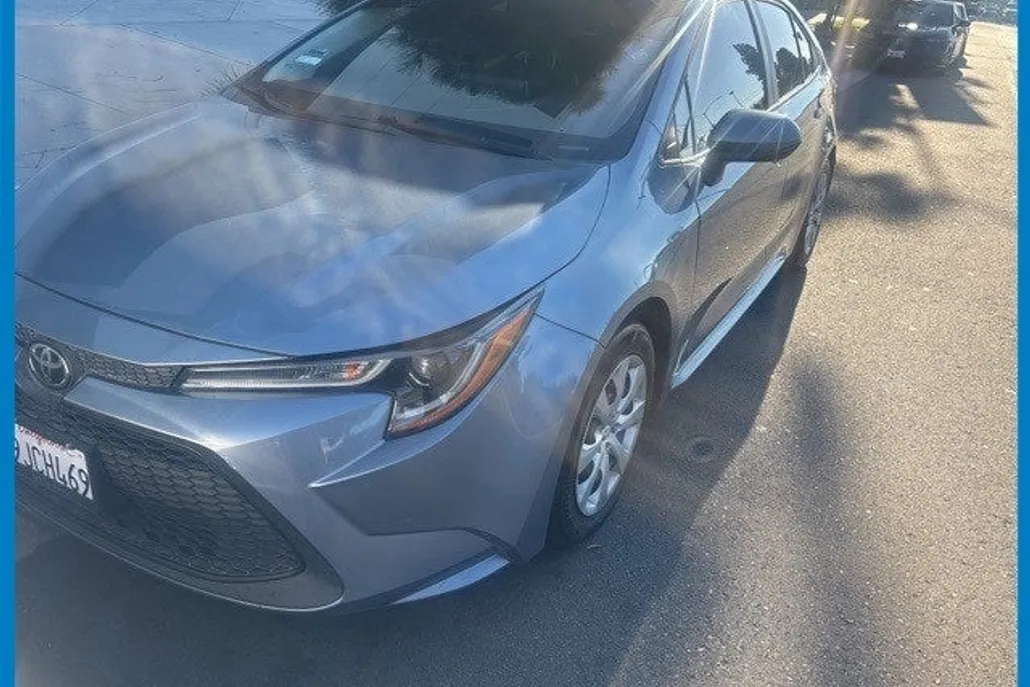 2020 Toyota Corolla LE photo 1