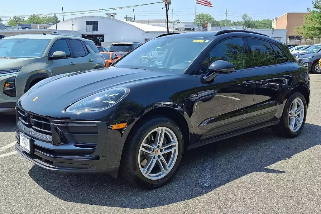 2023 Porsche Macan T photo 1