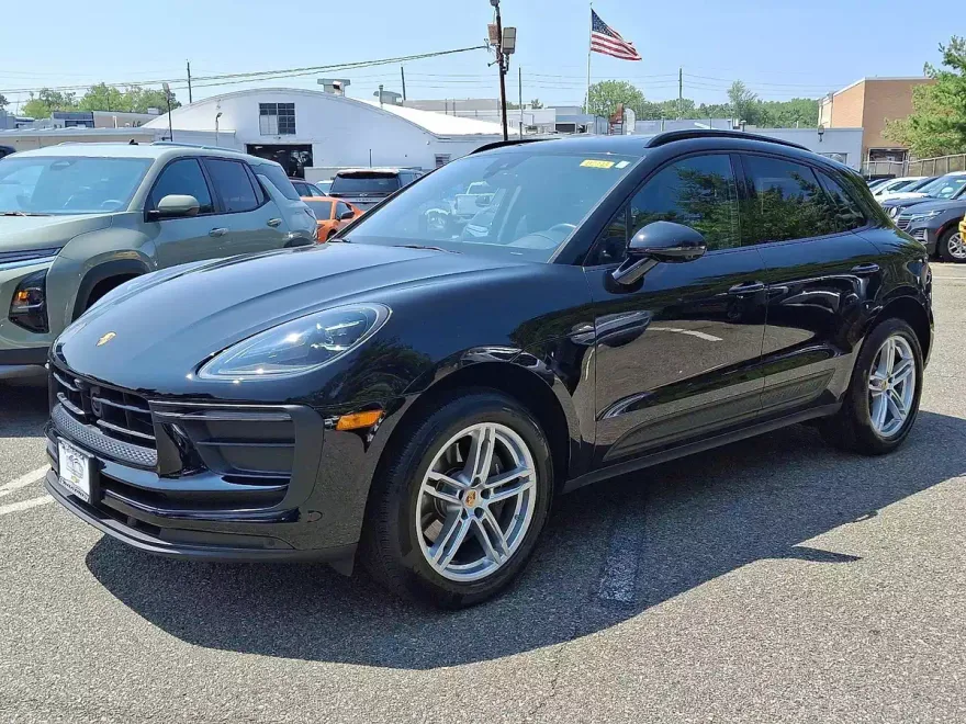 2023 Porsche Macan T photo 1