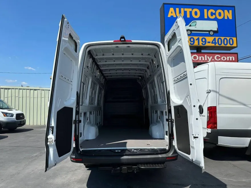 2025 Mercedes Benz Sprinter 2500 photo 1
