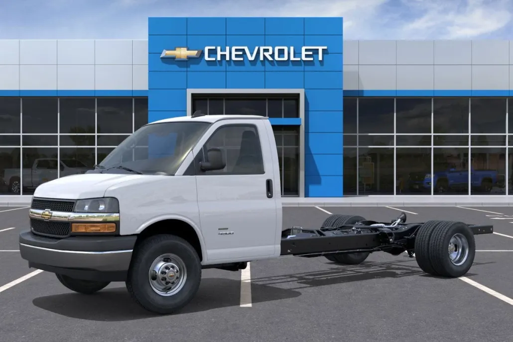 2025 Chevrolet Express Cutaway 3500 photo 1