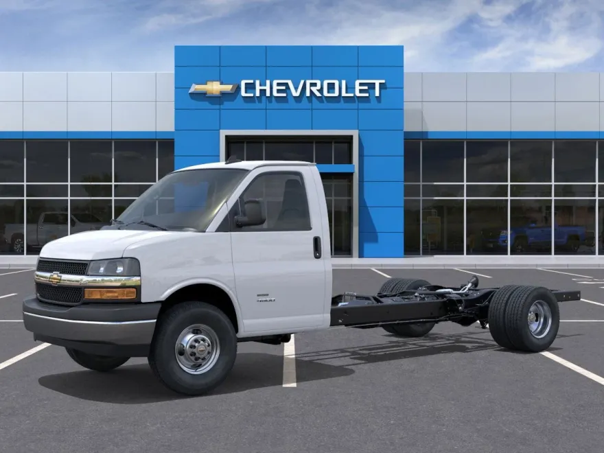2025 Chevrolet Express Cutaway 3500 photo 1