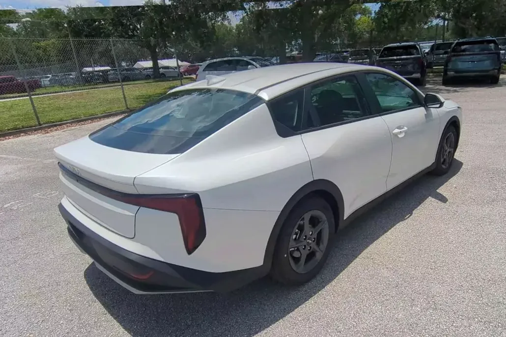 2025 Kia K4 LXS photo 1