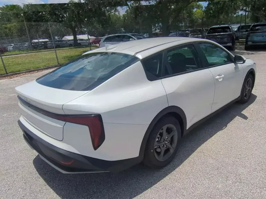 2025 Kia K4 LXS photo 1