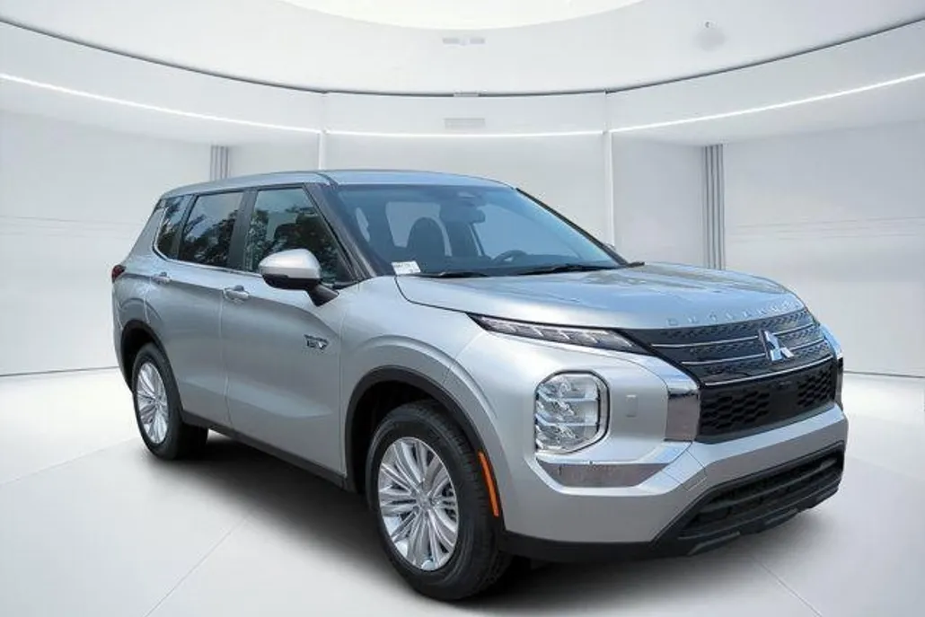 2025 Mitsubishi Outlander ES photo 1