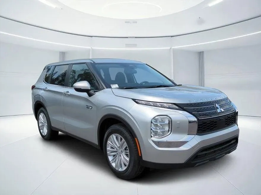 2025 Mitsubishi Outlander ES photo 1