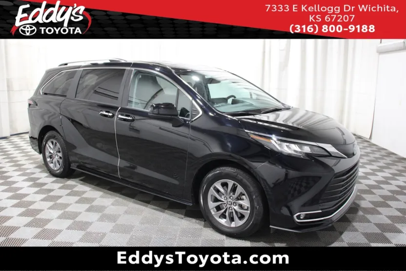 2023 Toyota Sienna XLE photo 1