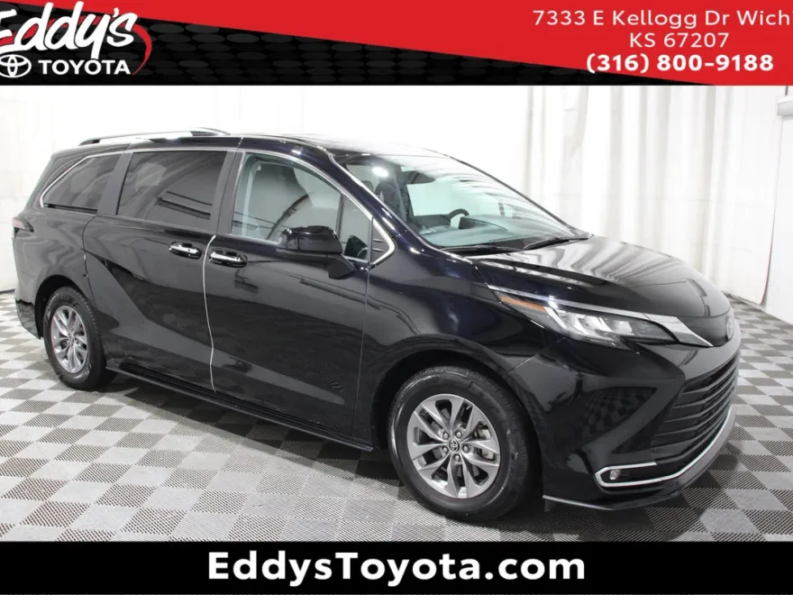 2023 Toyota Sienna XLE photo 1