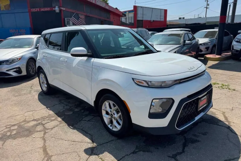 2022 Kia Soul LX photo 1