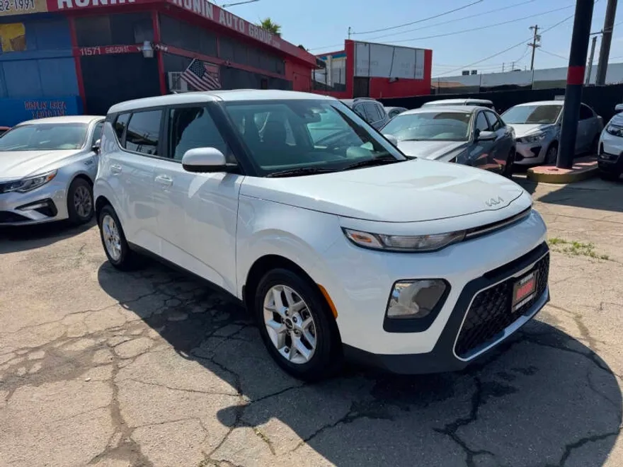 2022 Kia Soul LX photo 1