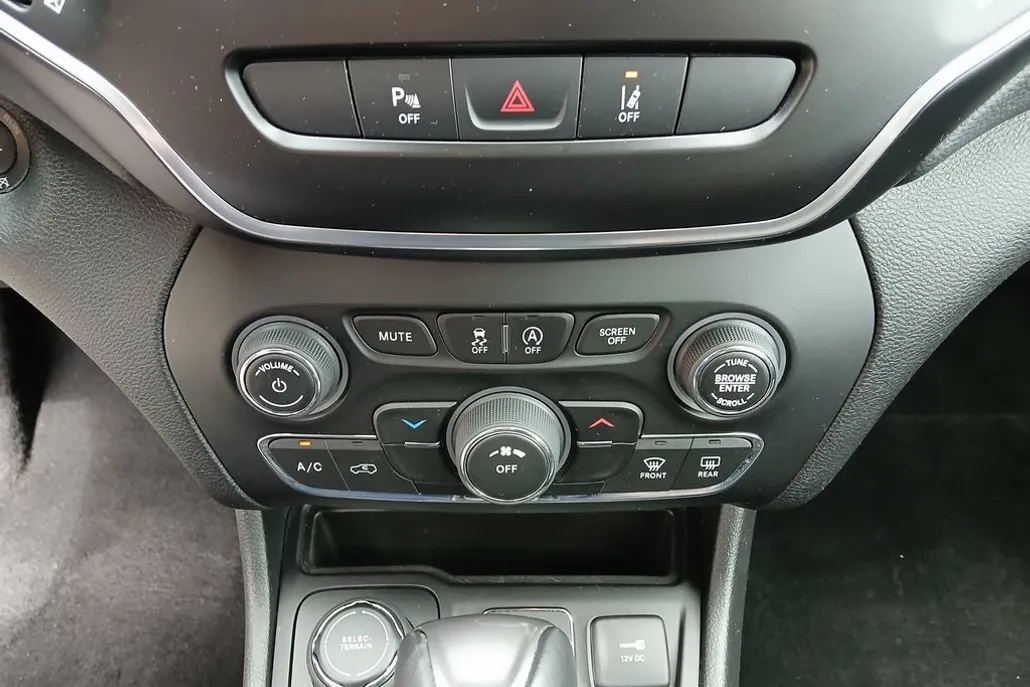 2021 Jeep Cherokee Latitude photo 1
