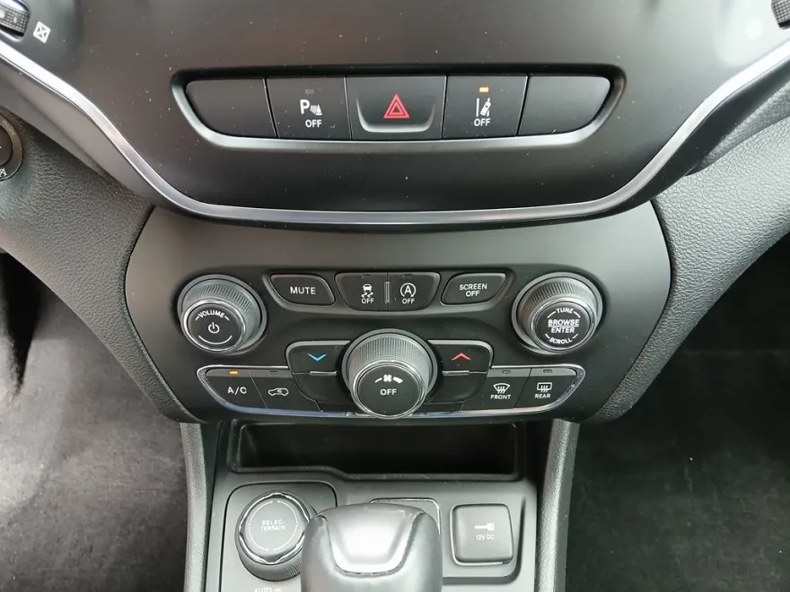 2021 Jeep Cherokee Latitude photo 1