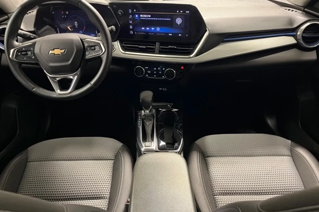 2024 Chevrolet Trax LT photo 1