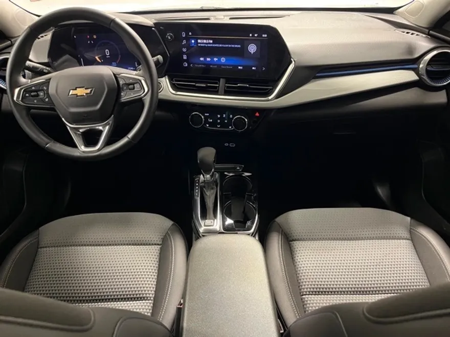2024 Chevrolet Trax LT photo 1