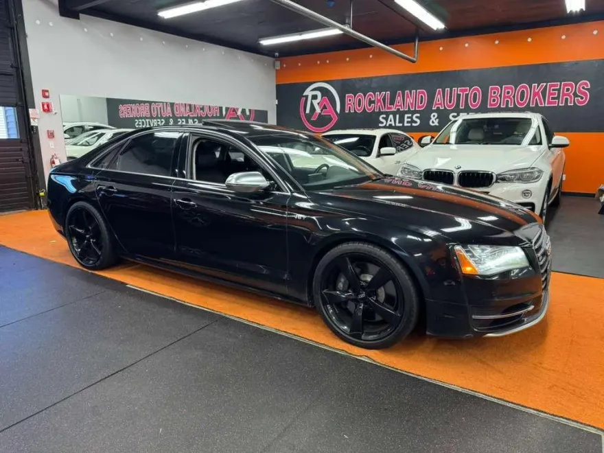 2013 Audi S8 photo 1