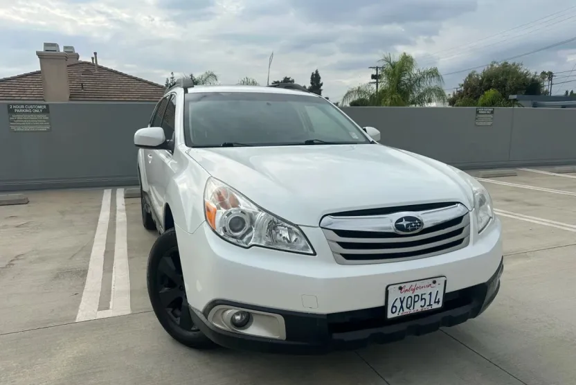 2012 Subaru Outback 2.5i Premium photo 1