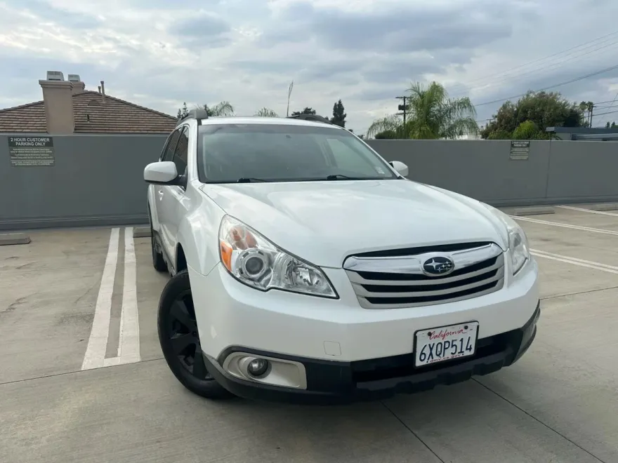 2012 Subaru Outback 2.5i Premium photo 1