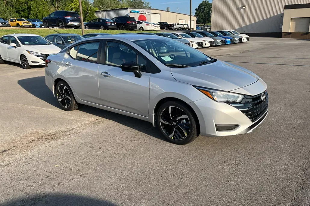 2025 Nissan Versa SR photo 1