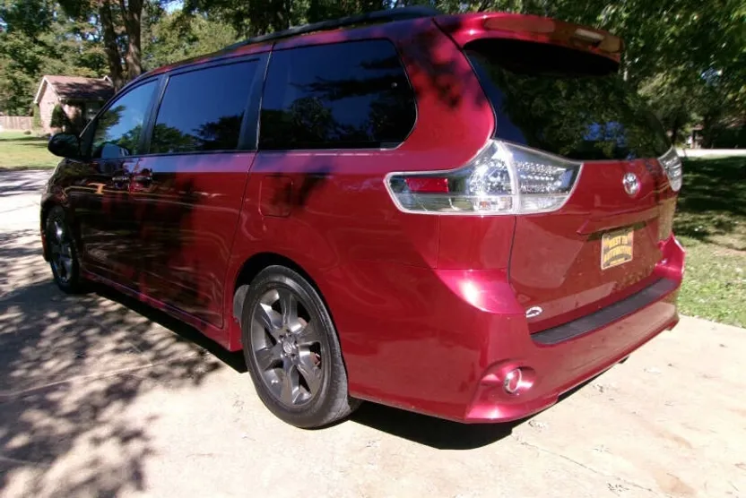 2016 Toyota Sienna Premium photo 1