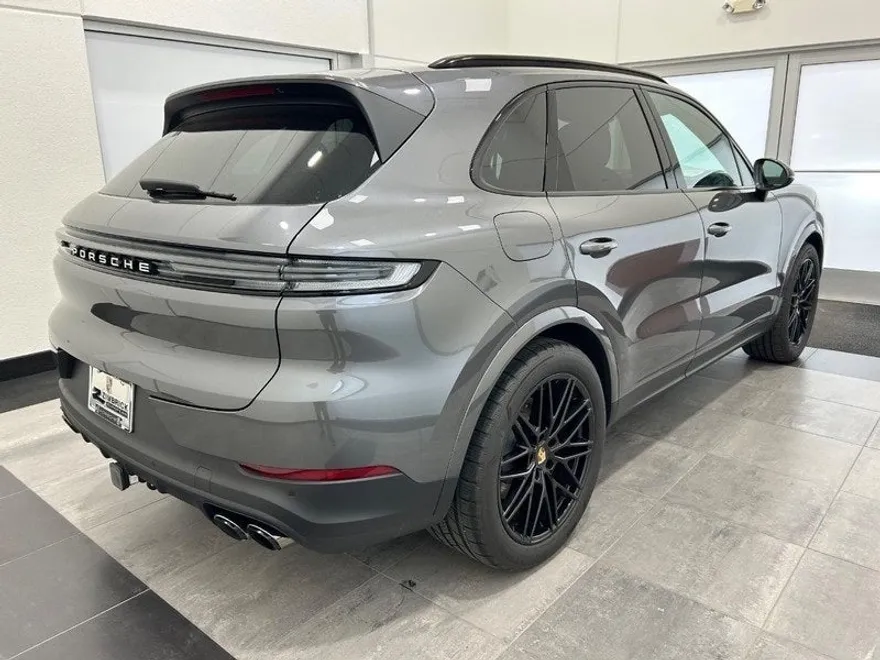 2024 Porsche Cayenne Base photo 7