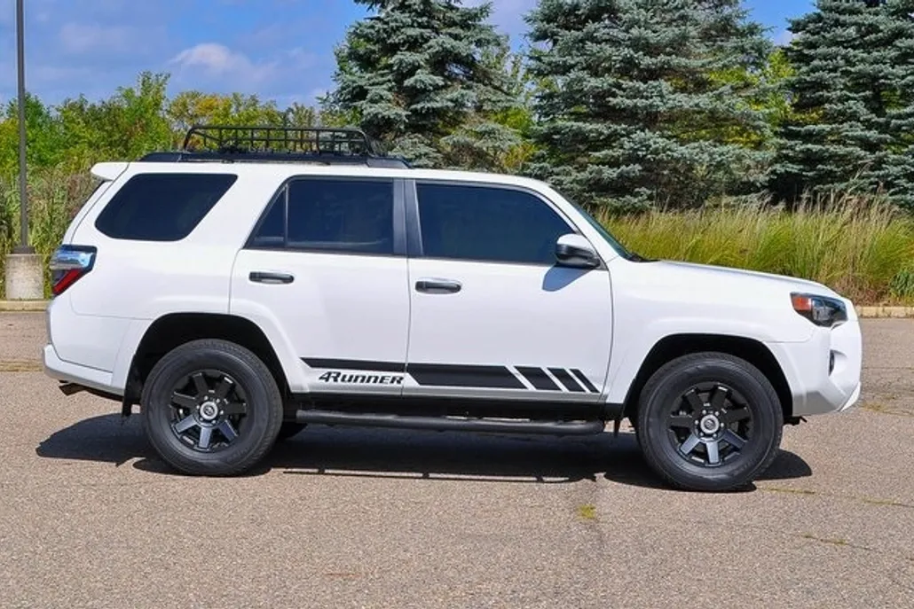 2022 Toyota 4Runner SR5 Trail photo 1