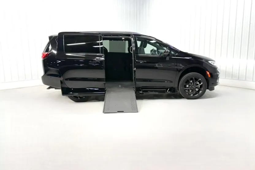 2025 Chrysler Pacifica Pinnacle photo 1
