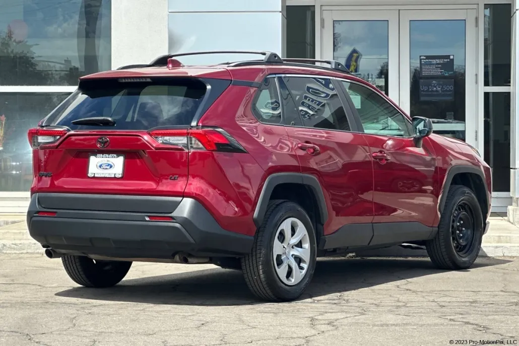 2021 Toyota RAV4 LE photo 1