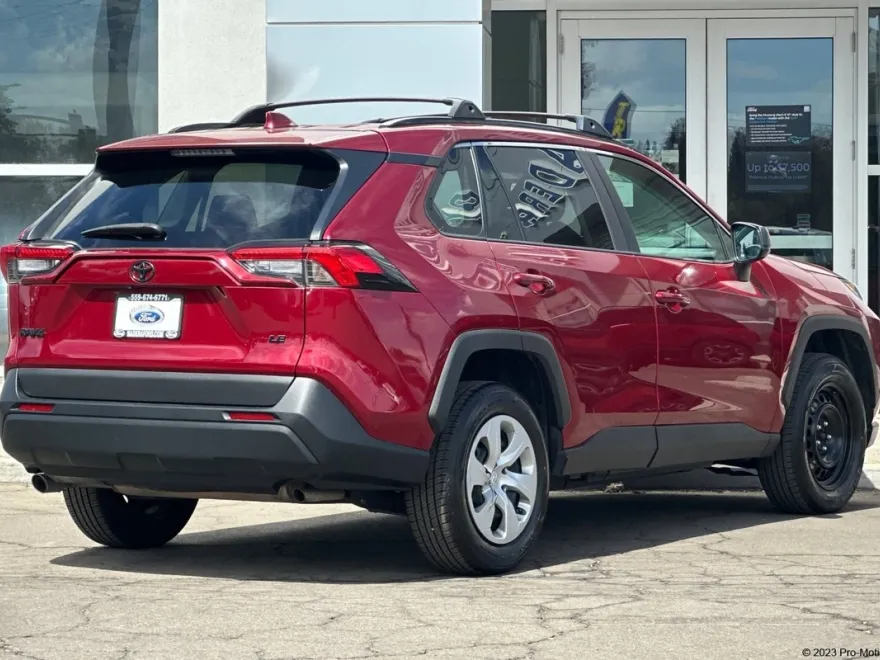 2021 Toyota RAV4 LE photo 1