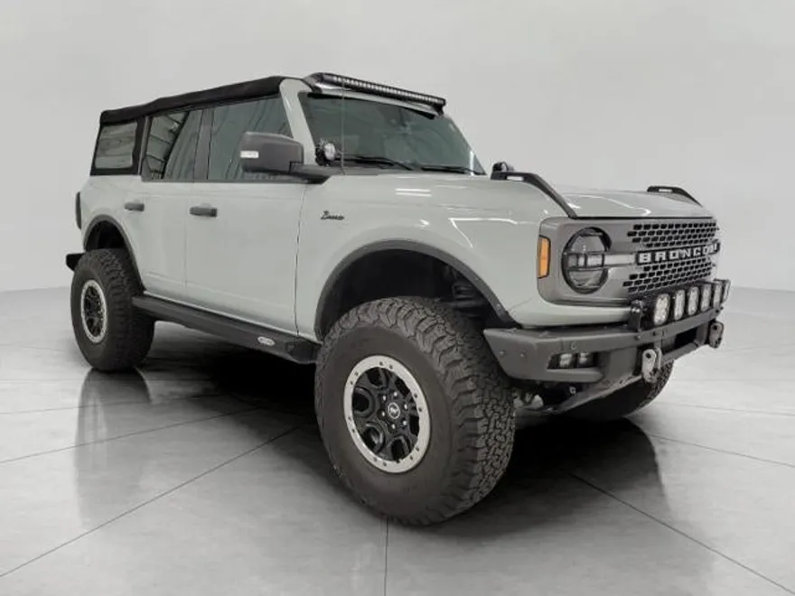 2022 Ford Bronco Base photo 1