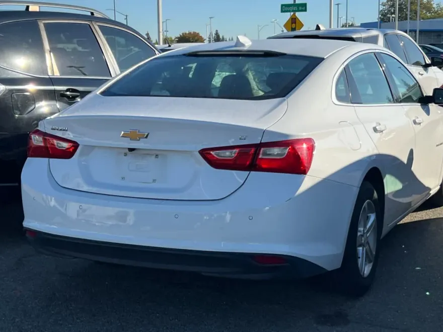 2024 Chevrolet Malibu 1LT photo 1