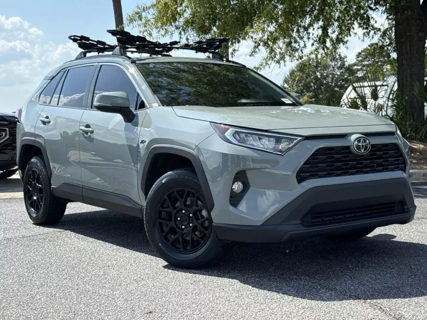 2021 Toyota RAV4 XLE photo 1