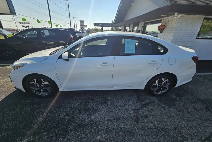 2021 Kia Forte FE LXS photo 1