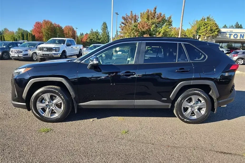 2023 Toyota RAV4 Hybrid XLE photo 1
