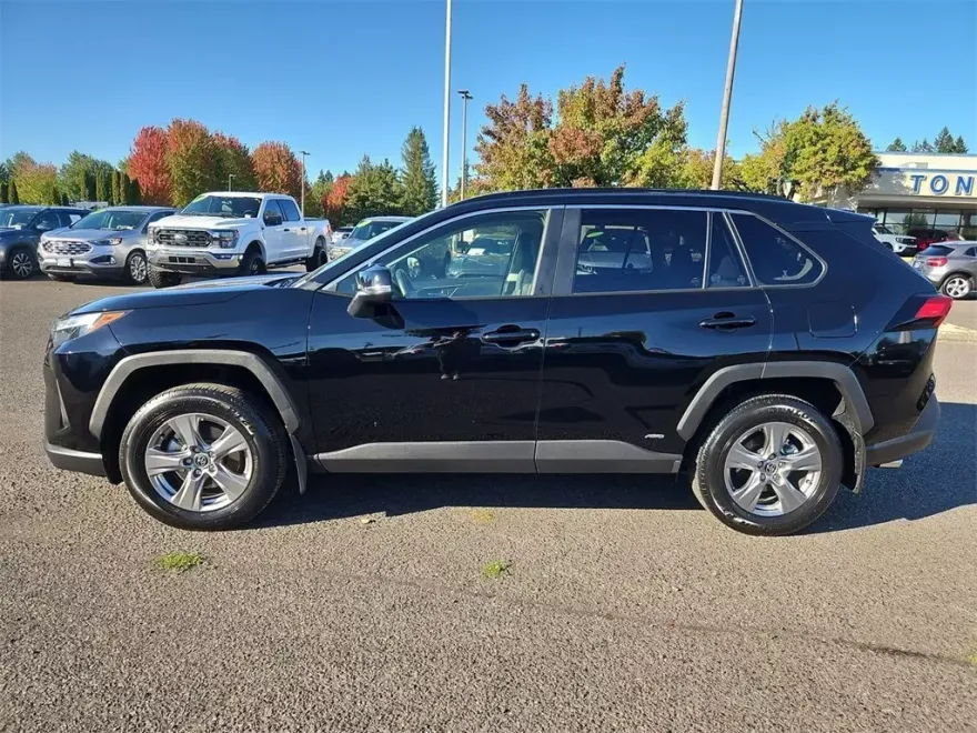 2023 Toyota RAV4 Hybrid XLE photo 1
