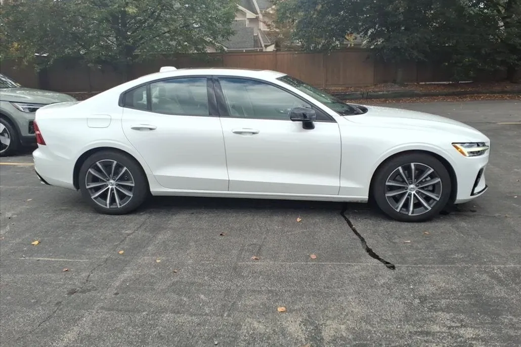 2021 Volvo S60 T5 Momentum photo 1