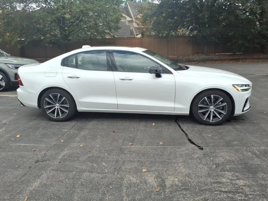 2021 Volvo S60 T5 Momentum photo 1
