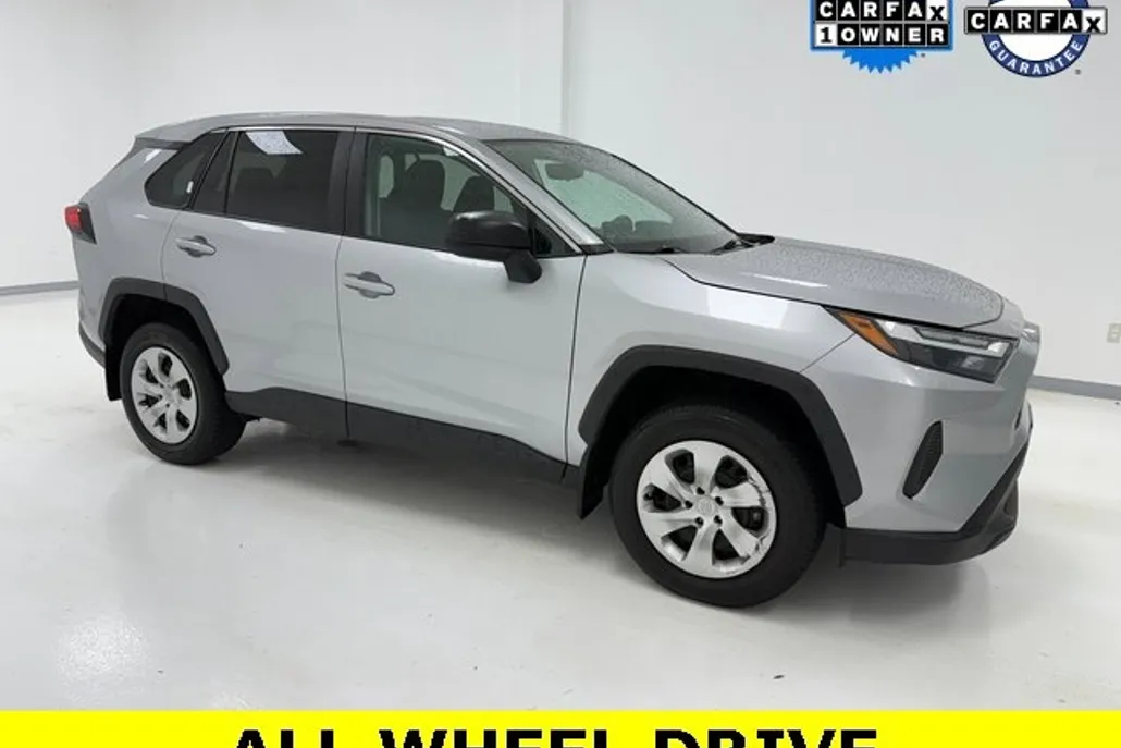 2023 Toyota RAV4 LE photo 1
