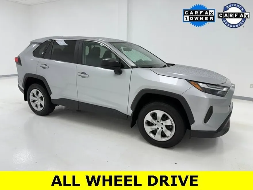 2023 Toyota RAV4 LE photo 1