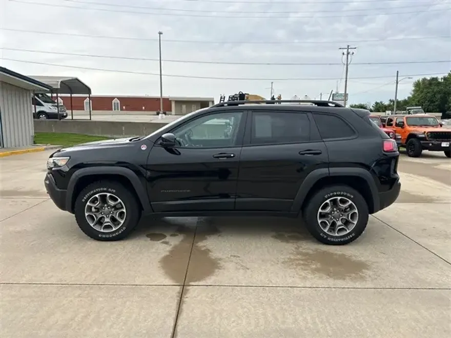 2022 Jeep Cherokee Trailhawk photo 1