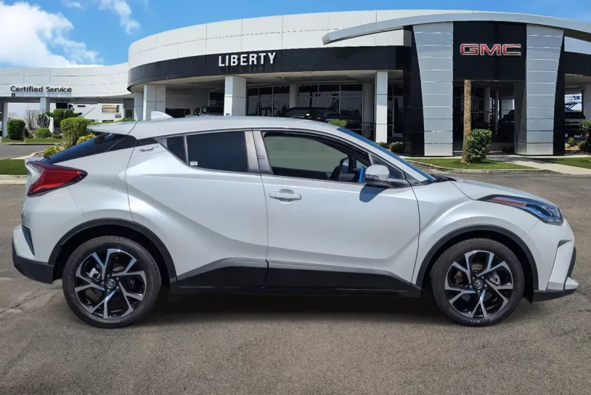 2021 Toyota C-HR LE photo 1