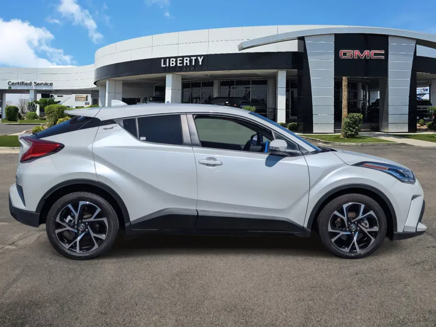 2021 Toyota C-HR LE photo 1