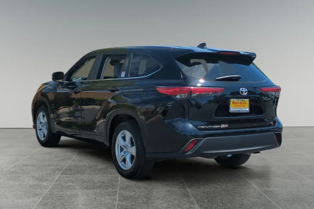 2023 Toyota Highlander LE photo 1